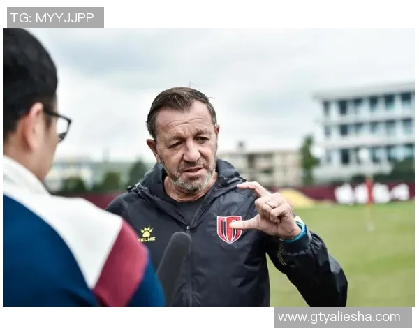 足球前球星转型助教助力球队发展 哪些传奇人物再度披上教练战袍